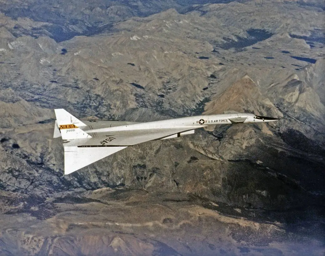 <p><span>S&amp;C Characteristic: wing tips can hinge down. canards, delta wing, 6 side-by-side engines. 'big fast bomber'</span></p>