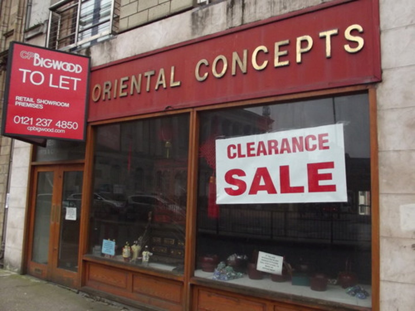 <p>/ˈklɪrəns seɪl/ bán hàng giảm giá, đợt giảm giá</p>