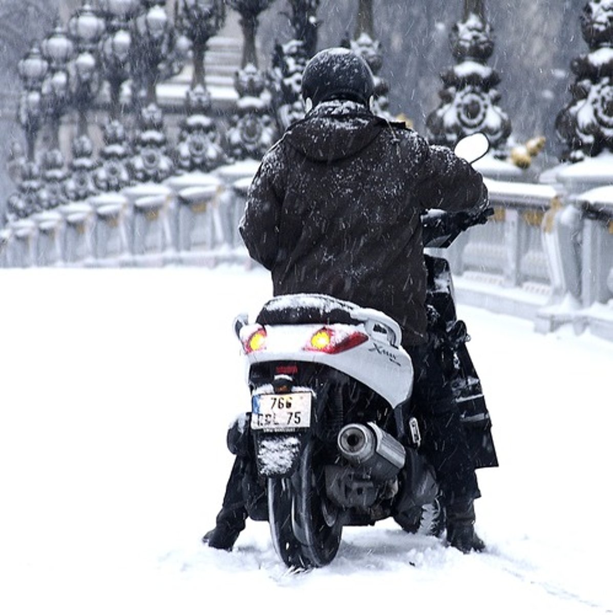 <p>It's snowing</p>