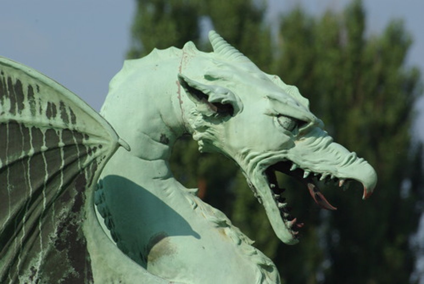 <p>Animal imaginario de los cuentos que tiene garras, cola larga y respira fuego</p>