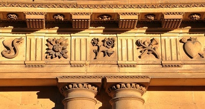 <p>this band of carved decoration may consist of alternating  triglyphs and metotopes (doric) or a continuous scene or pattern</p>