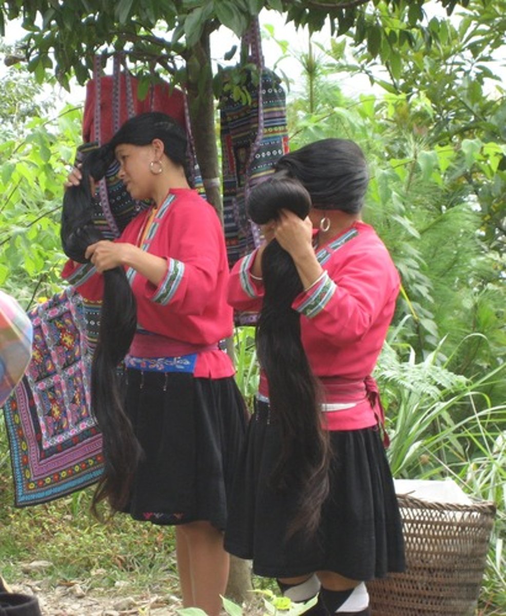 <p>to do one's hair</p>