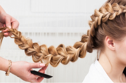 <p>If people do their hair, they have a <strong>hairdo</strong>.</p><p><span>|ˈheəduː|</span></p><p>Прическа</p>