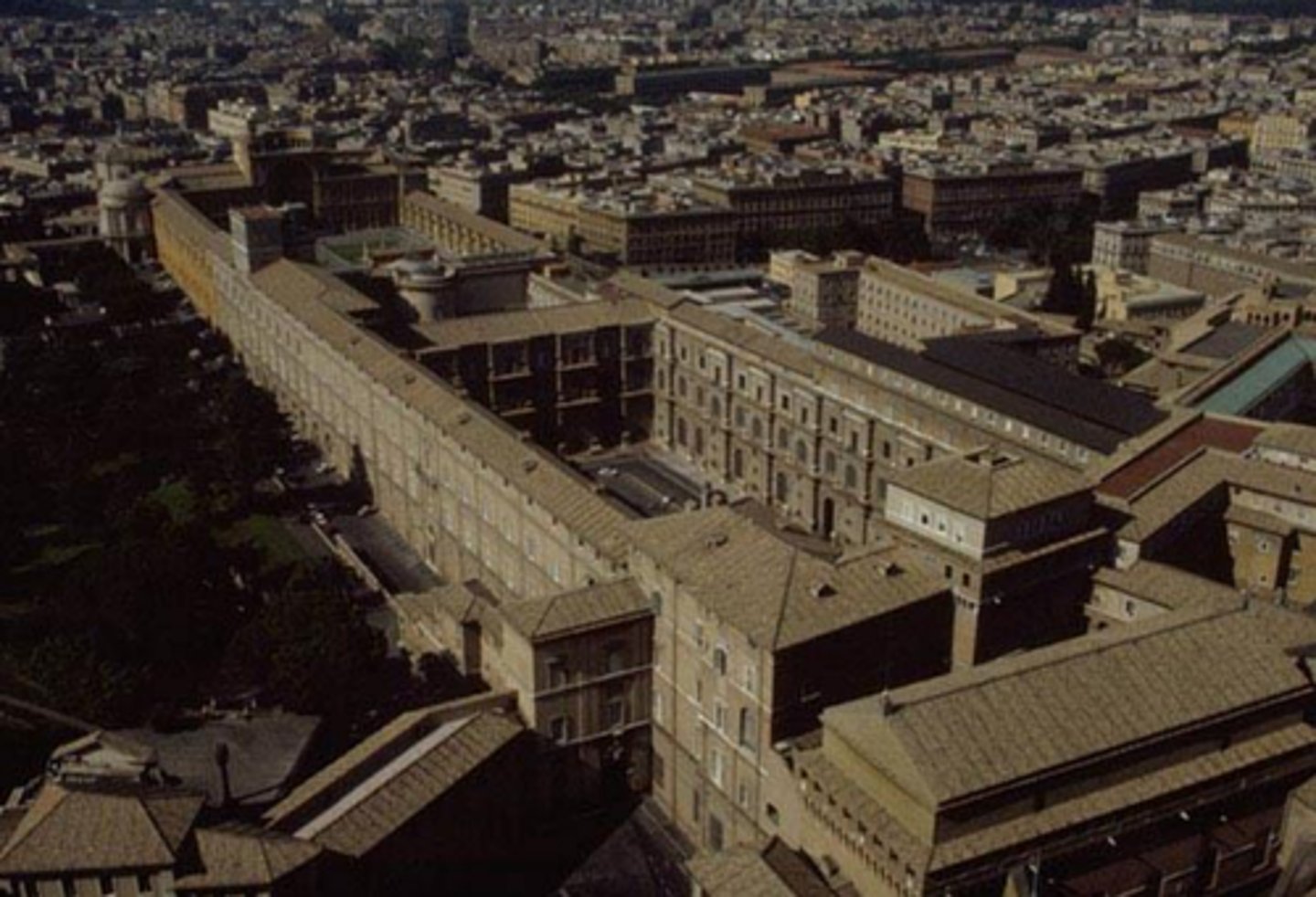 <p>Vatican, Early Renaissance, 1505, Bramante</p><p>Commissioned by Pope Julius II, was designed as a series of tiered courtyards north of St. Peter's Basilica.</p>