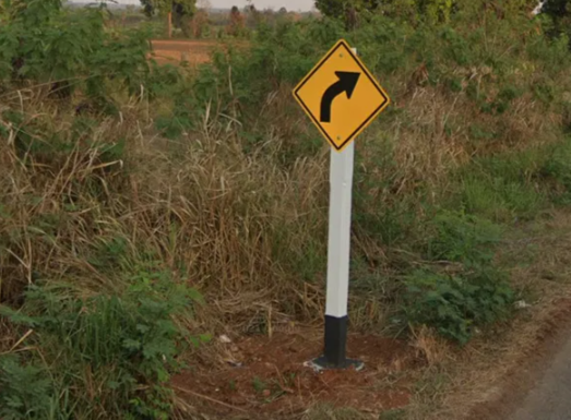 <p>Square signposts with black base</p>