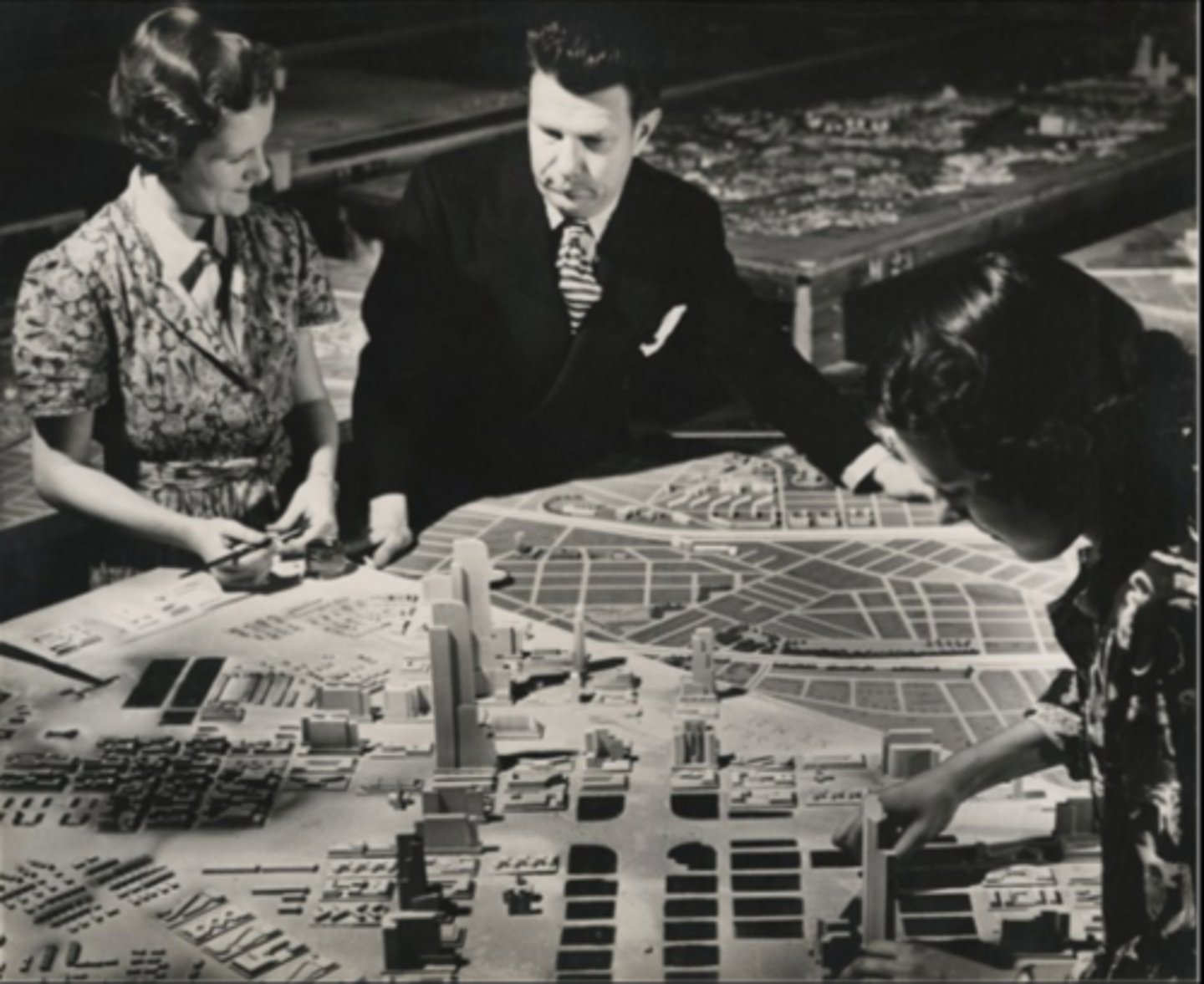 <p>was a short ride with two seater cars<br>took riders through a wrap around of a model of NYC of the future<br>riders left with pin designed by Bel Geddes "I have seen the future"<br>1 on 1 experience with new stuff</p>