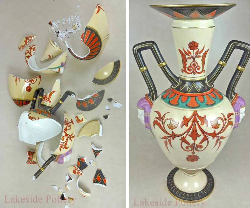 <p>can break easily (glass, ceramics) - có thể đập bể dễ dàng như kính, gốm sứ</p>