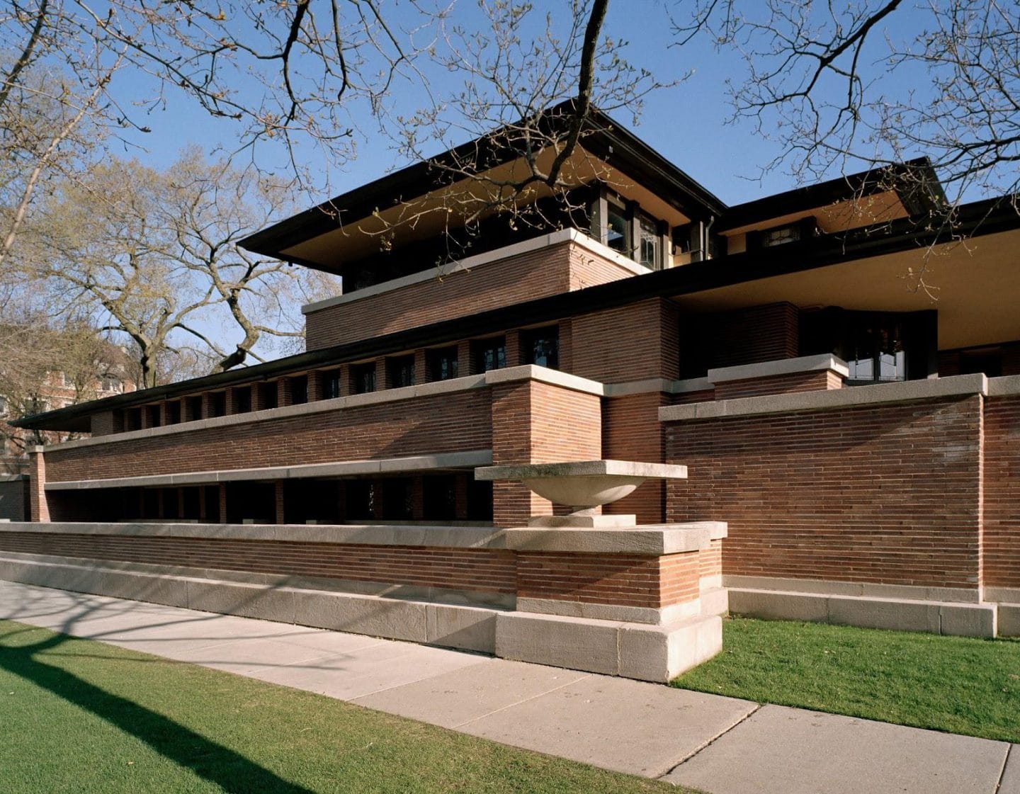 <ul><li><p>most famous of Wright’s brick houses</p></li><li><p>strong sense of horizontality > roman brick</p></li><li><p>influence of arts and crafts: art glass, abstraction of organic patterns, trim, light fixtures</p></li><li><p>how the house reads from the street and finding your way through the house</p></li></ul><p></p>