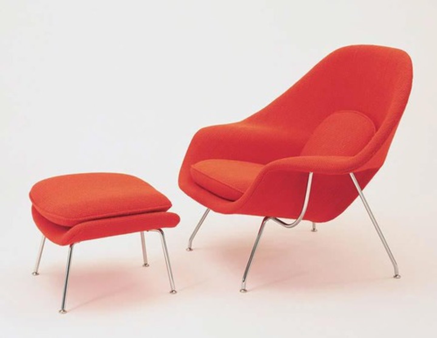 <p>Frame: chrome-plated tubular steel, two parts<br>Shell: fibergass with plastic and wood<br>First molded fiber glass chair to be mass-produced<br>Fiberglass allowed for complex curves not achievable in plywood<br>Chrome plating became more affordable<br>Florence Knoll asked Sarrinen to design a chair "like a great big basket of pillows that I can curl up in"</p>