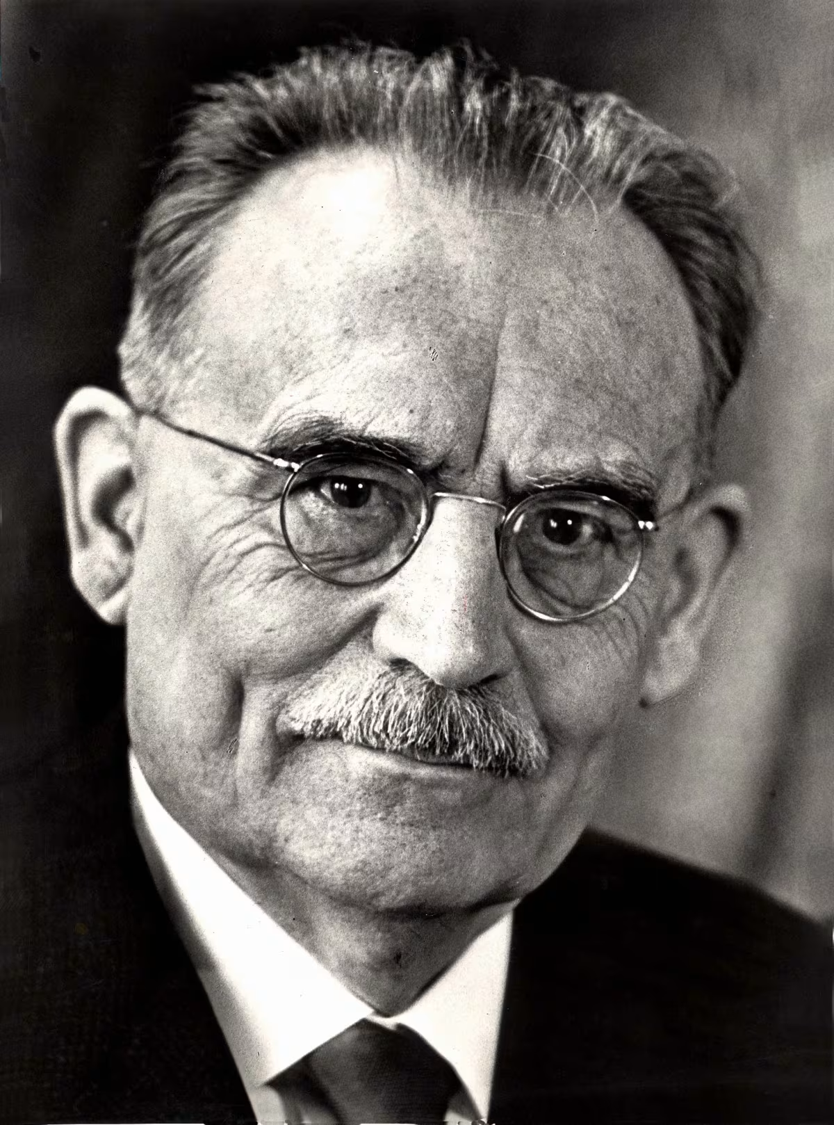 <p><span>Was een Nederlandse PvdA-politicus. Als premier (1948-1958) gaf hij leiding aan de dekolonisatie van Indonesië en stond hij aan het begin van de opbouw van de verzorgingsstaat.</span></p>