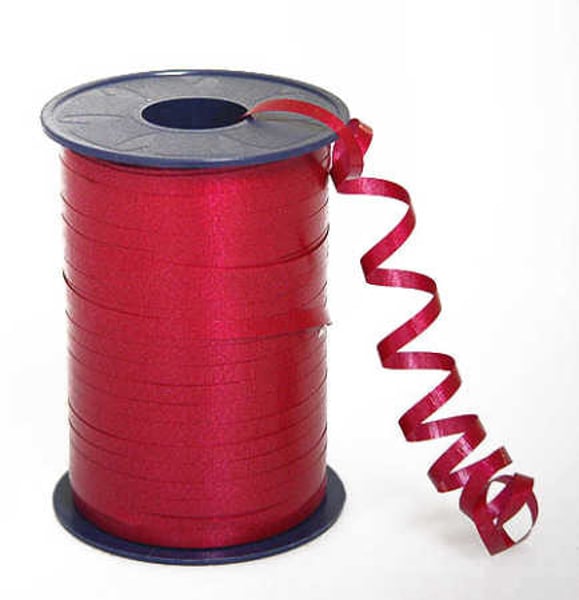 <p>a narrow piece of material, used to tie things or for decoration<br>-Her present was tied with yellow ribbon.<br>-lengths of velvet ribbon<br>-She was wearing two blue silk ribbons in her hair.</p>