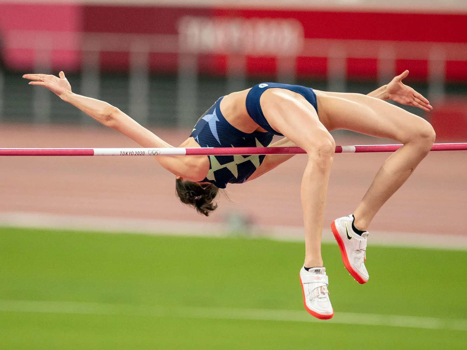 <p>Explain how someone doing a high jump alters their C of G</p><p></p>