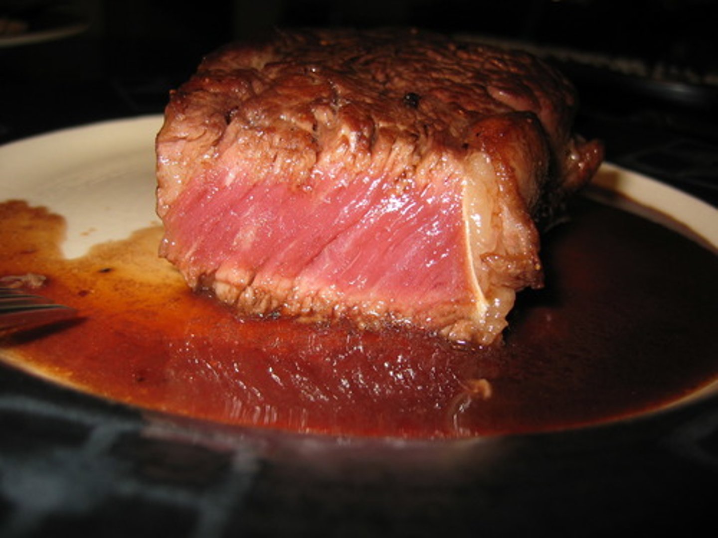 <p>saignant(e)</p>