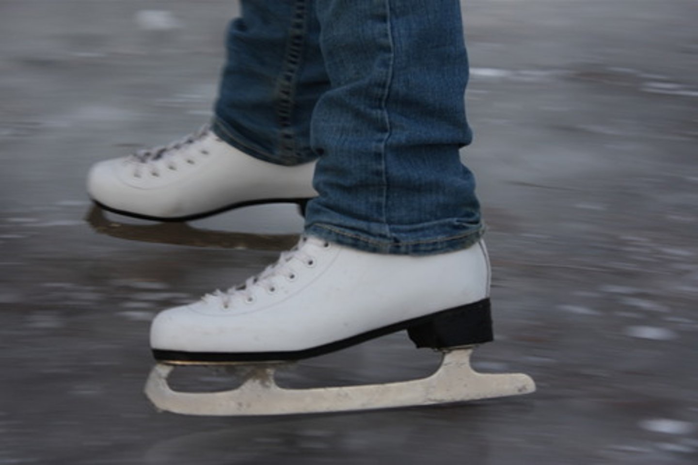 <p>to skate</p>