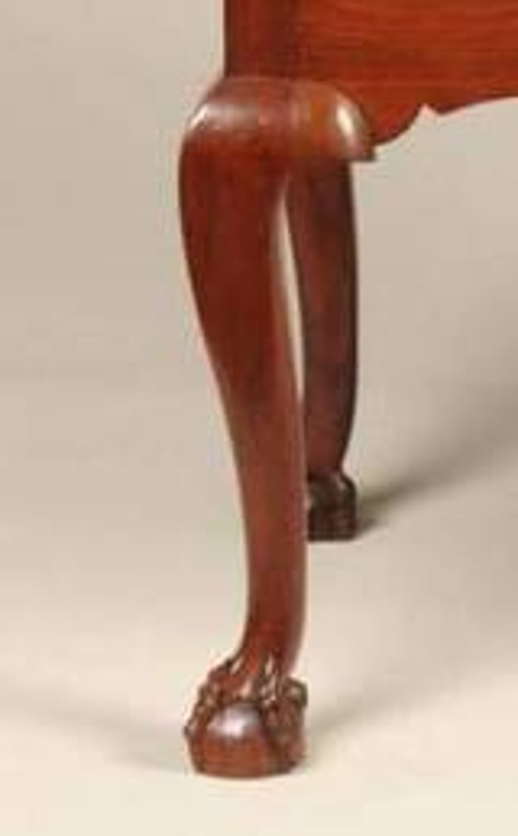 <p>American colonial term for the cabriole, or curved leg.</p>