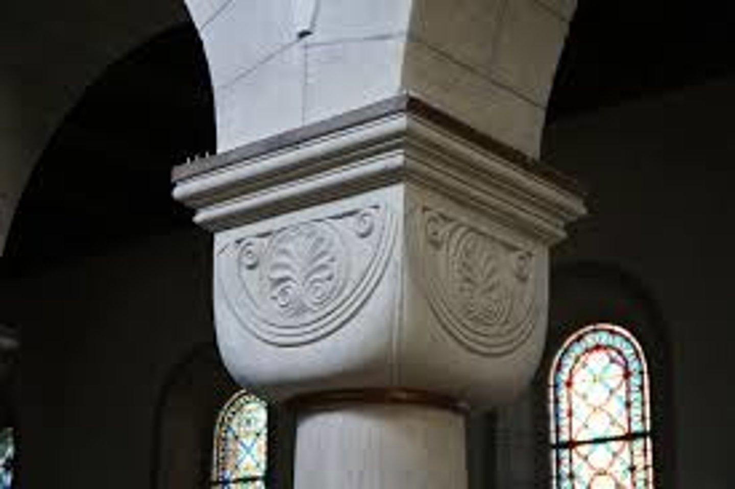 <p>What type of capital, square on top and rounded at the bottom, served as a transition between angular arches and round columns in the Byzantine period?</p>