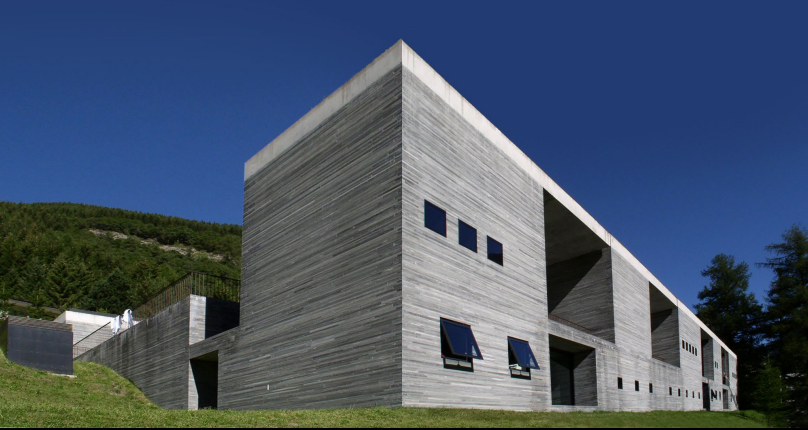 name the building architect and style 