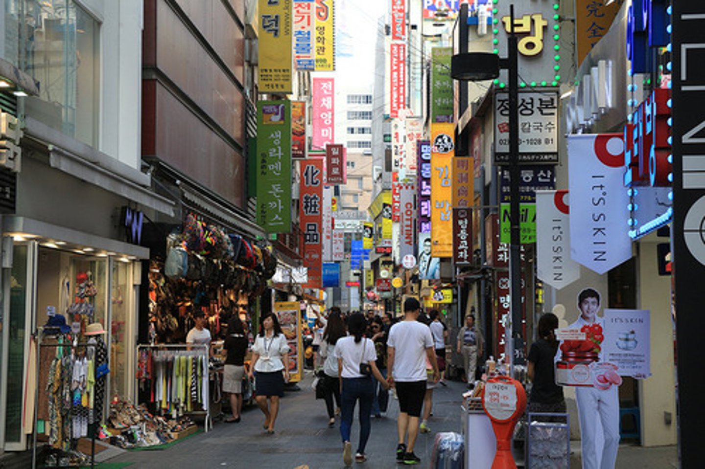 <p>khu Myeong dong</p>