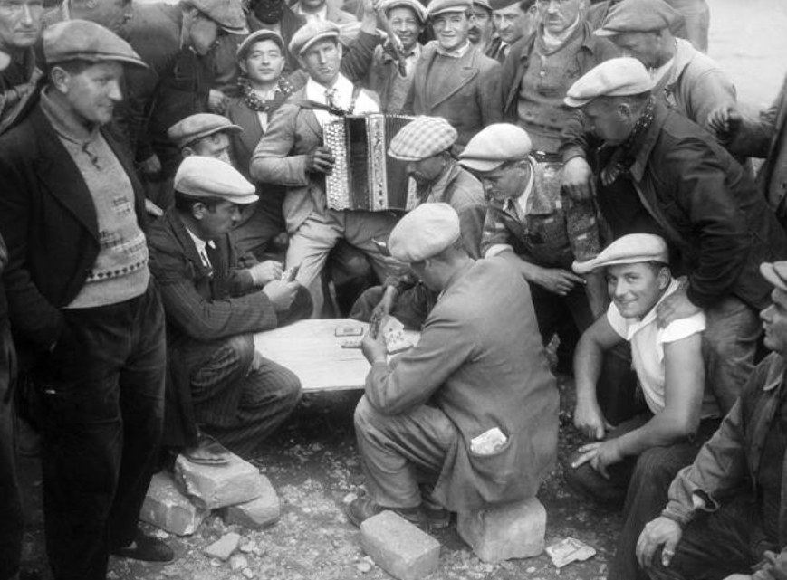 <p>joyeuses:</p><ul><li><p>fêtes, danses populaires</p></li><li><p>occupation d’usines</p></li><li><p>pression sur le gouvernement</p></li></ul><p></p>