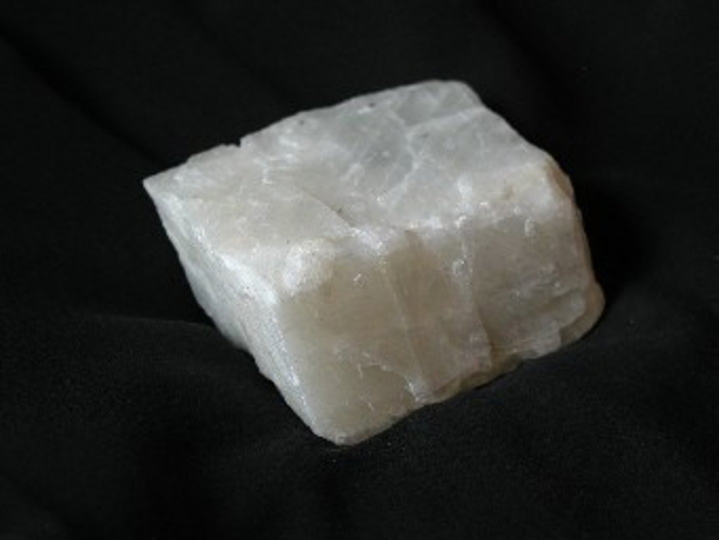 <p>Non Metallic Luster. 3.0 hardness. White streak. 2.7 SG. Colorless- white color, transparent to translucent, rhombohedral cleavage, REACTION WITH HCl</p>