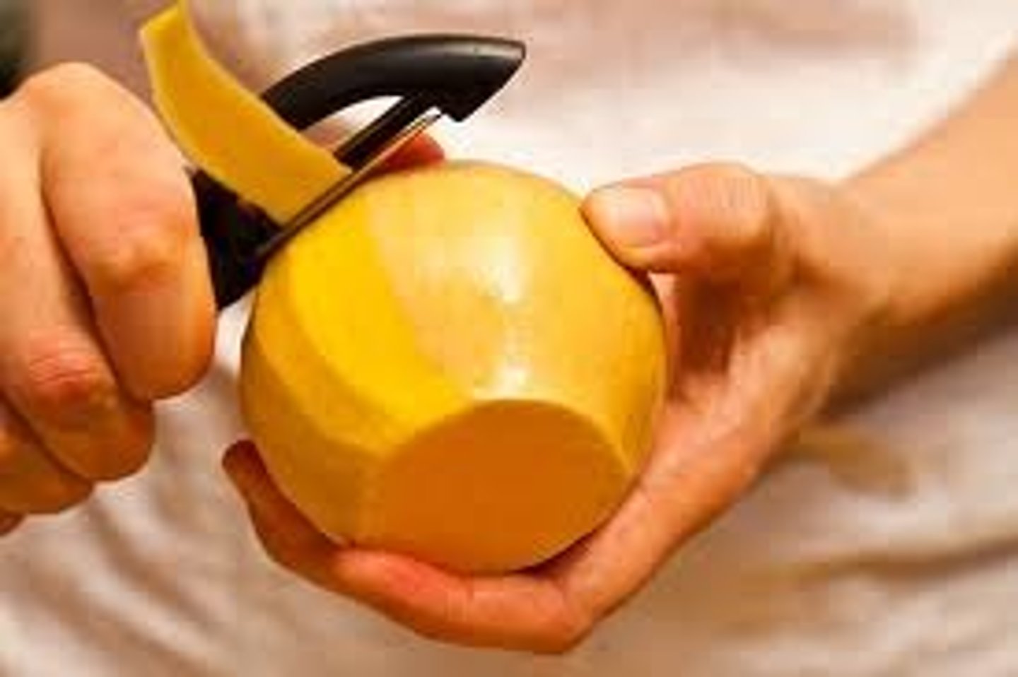 <p>gọt, lột (Please peel the apple before eating it.)</p>