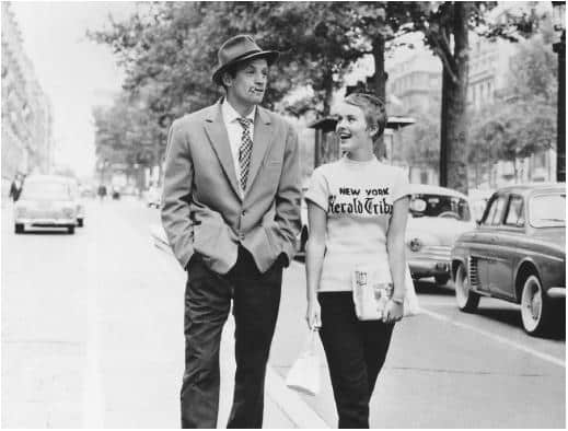 * ^^Jean-Luc Godard^^ (==Nouvelle Vague==)
* 1959
* Grote doorbraak
* Klein budget
* Dunne verhaallijn
* Gebruik locaties → verfrissend
* Metacommentaar (filmposters, …)
* ongewone manier van filmen
  * Personages kijken in camera, mobiele camera, …
* Verhaal: 
  * Autodief doodt politieagent
  * Schuilen in Parijs bij jonge Amerikaanse vrouw
  * Uiteindelijk: geeft hem aan
  * Wordt neergeschoten (einde! → mensen rondom hem, rare lippen)
* = *buiten adem*