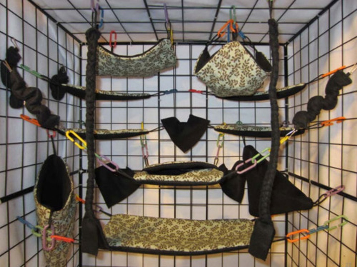 <p>What kind of cage should sugar gliders be kept in?</p><p>What kind of things should be included in their cage?</p><p>What is the best cage substrate?</p>