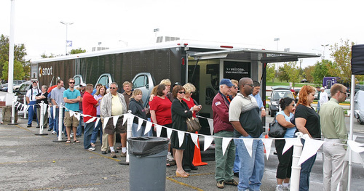 <p>đợi xếp hàng</p>