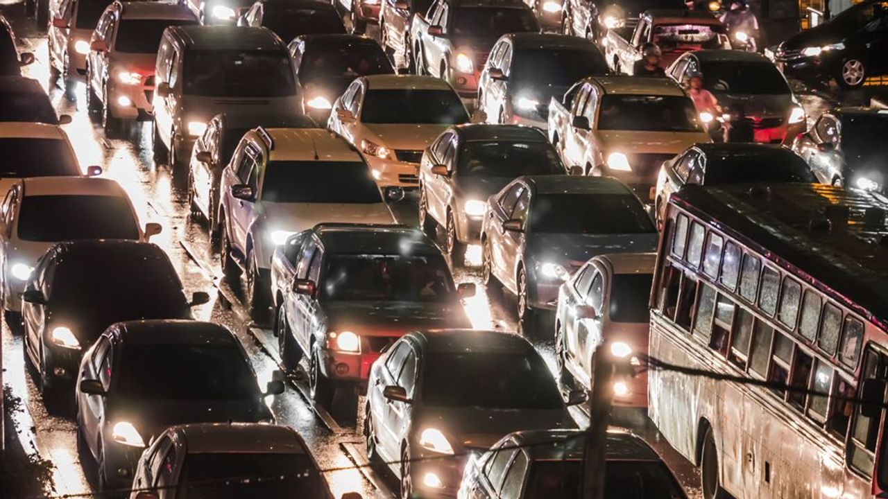 <p><strong>It varies from one area to another, depending on the time, place and situation.</strong></p><p>Expect to drive with congested and busier traffic during peak or rush hours(Usually 7am to 10am &amp; 5am to 8pm); bus lanes are usually in operation during then(Open from 7:30am to 9:30am &amp; from 5pm to 8pm from Monday to Sunday, and there’s no restrictions on Saturdays, Sundays and public holidays).</p><p>Driving in urban/built up areas usually have slower and heavier traffic flow, compared to sub-urban, suburb or countryside typified with faster, lighter and smoother traffic flow.</p>