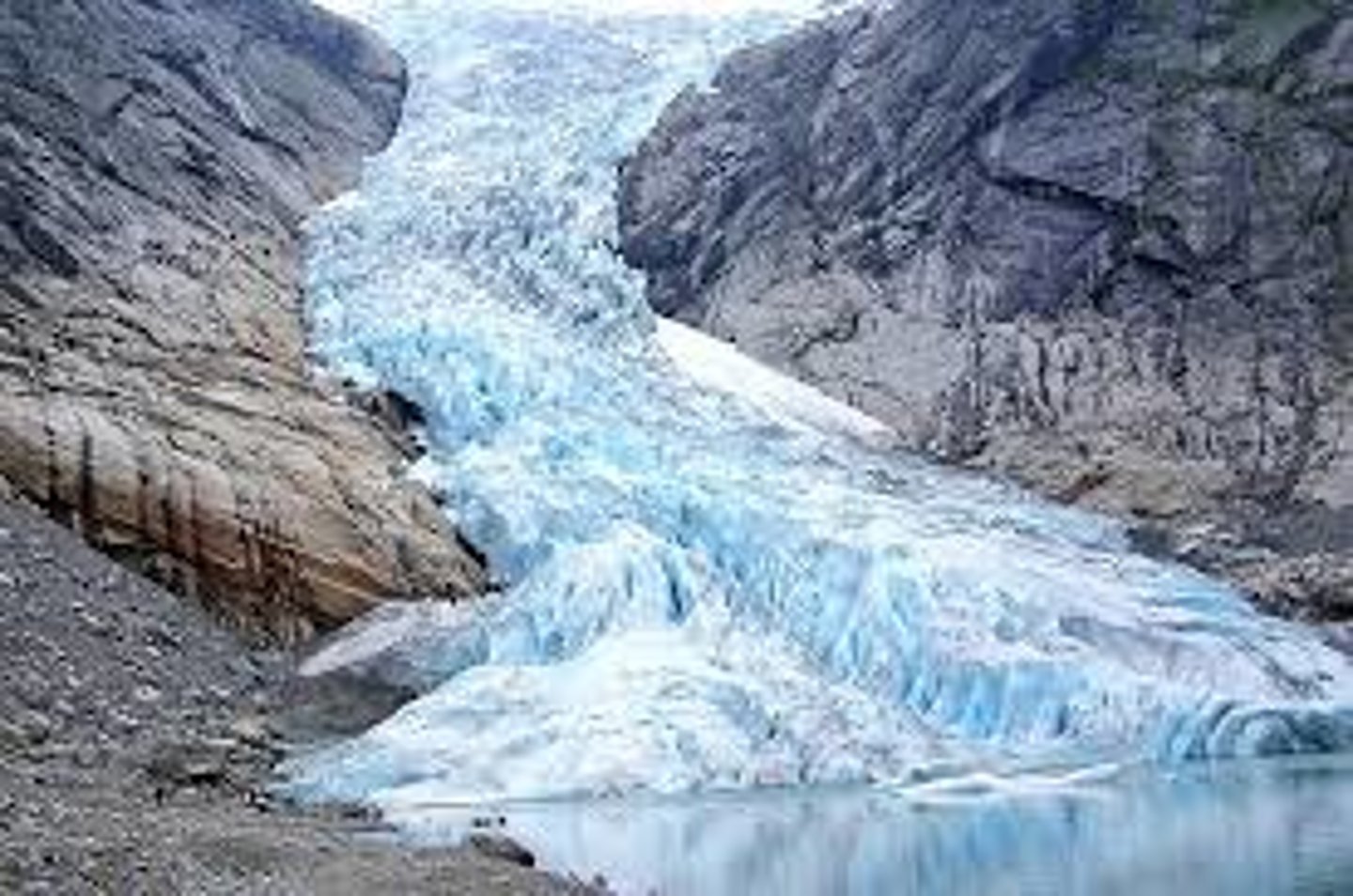 <p>(sông băng)</p><p>The glacier in the Arctic is a massive river of ice that moves at a snail's pace.</p>
