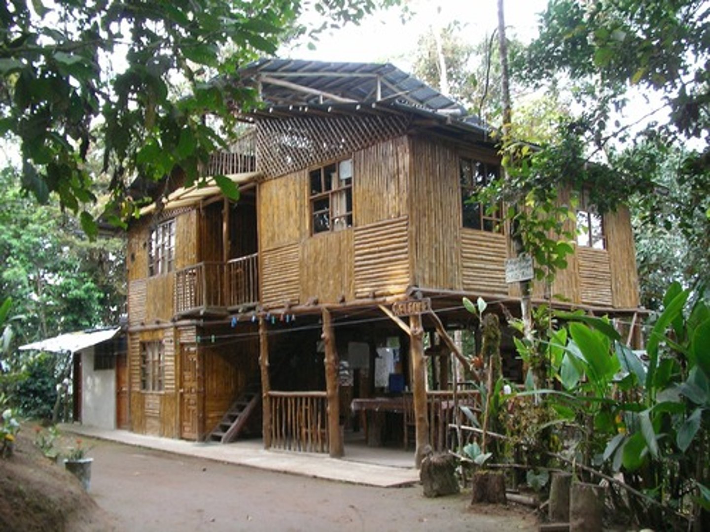 <p>- du lịch bền vững - /səˈsteɪnəbl ˈtʊərɪzəm/ - Sustainable tourism aims to protect the environment.</p>