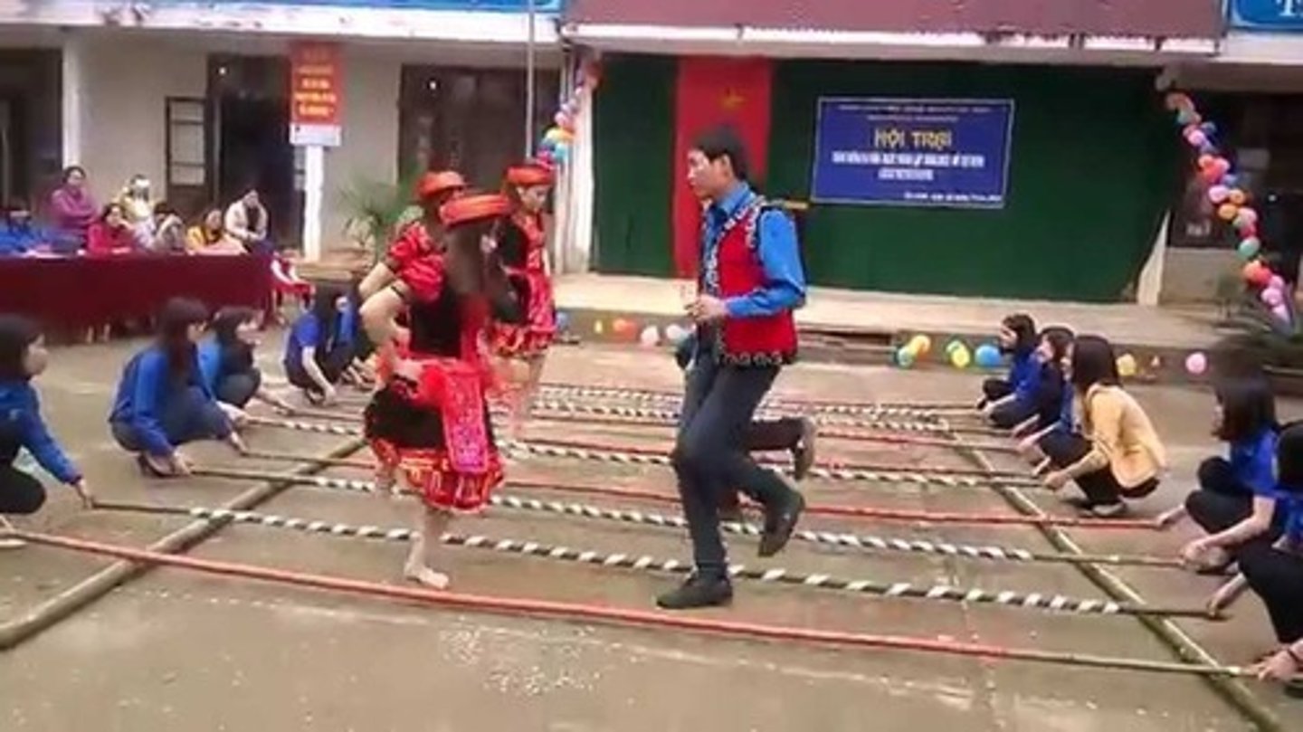 <p>(n): trò chơi truyền thống</p>