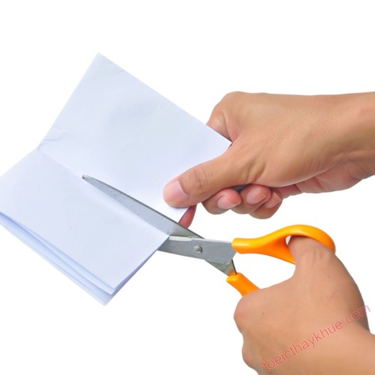 <p>cắt giấy bằng kéo</p>