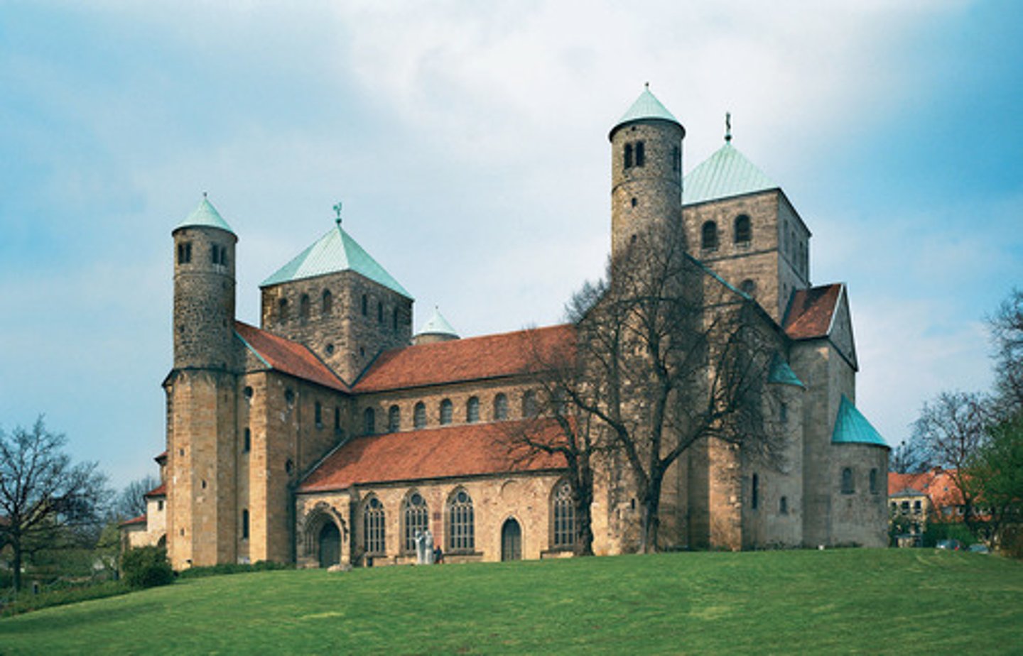<p>the early romanesque architecture of the german dynasty that ruled as emperors of the holy roman empire from 962 to 1002 CE, characterized by the development of forms derived from carolingian and byzantine concepts</p>