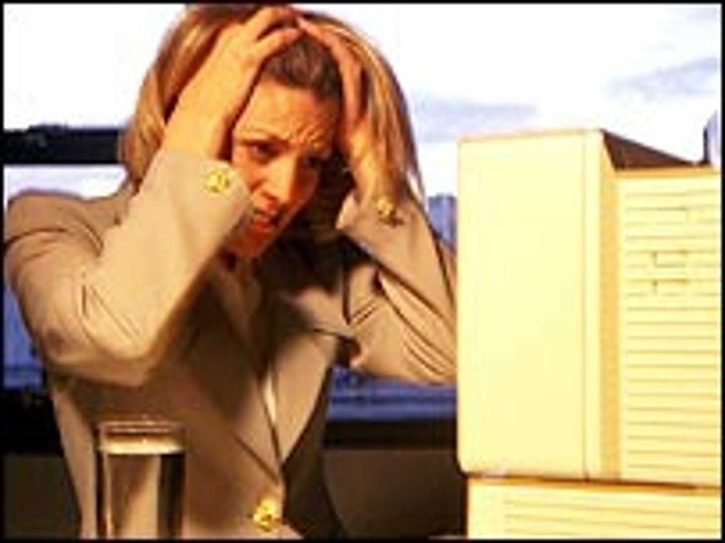 <p>nervous and not able to relax</p><p>(căng thẳng)</p><p>= anxious (lo lắng)</p><p>&gt;&lt; relaxed (thư giãn)</p>