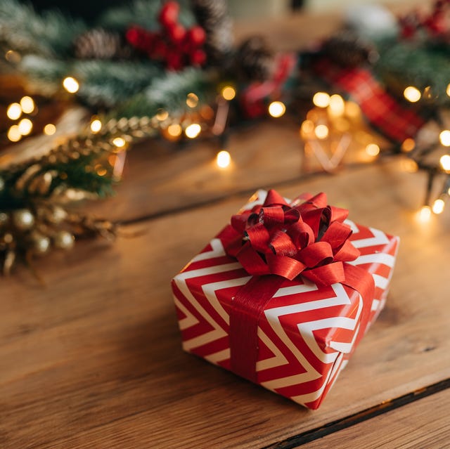 <p>Usted bailo</p><p>Spanish: Usted bailó en la fiesta donde yo di los regalos.</p>