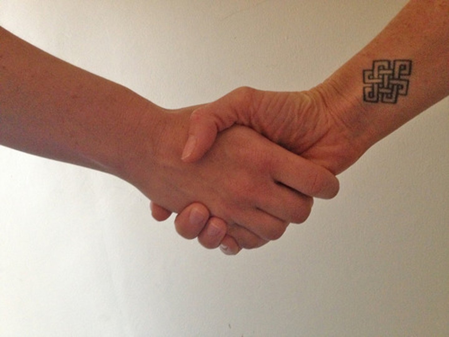 <p>bắt tay</p><p>Bắt tay ca sĩ.</p>