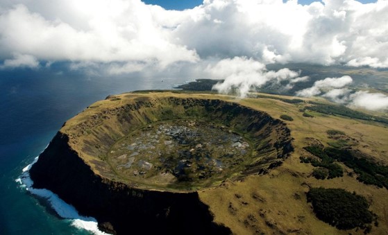 <p>Depresión circular o elíptica relacionada con la subsidencia de rocas que cubren una cámara magmática.</p><p>Su techo se hunde cuando se elimina el material depositado y ocurre una pérdida de soporte basal</p><p></p>