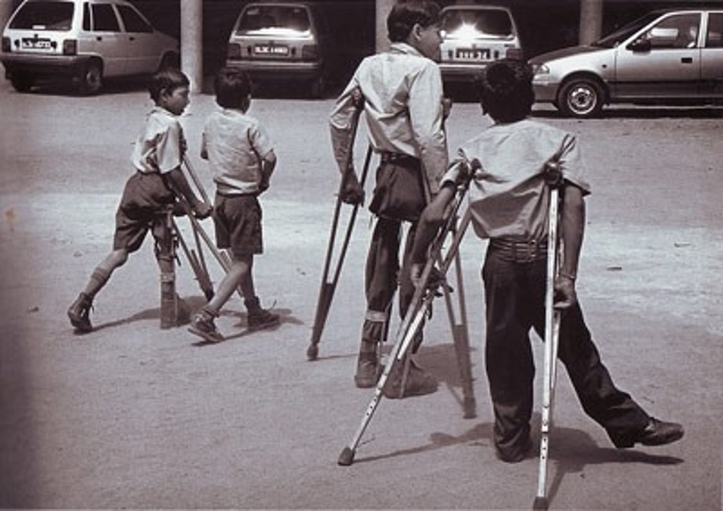 <p>n /ˈpəʊ.li.əʊ/ bệnh bại liệt Polio has been eradicated in many regions due to widespread vaccination.</p>