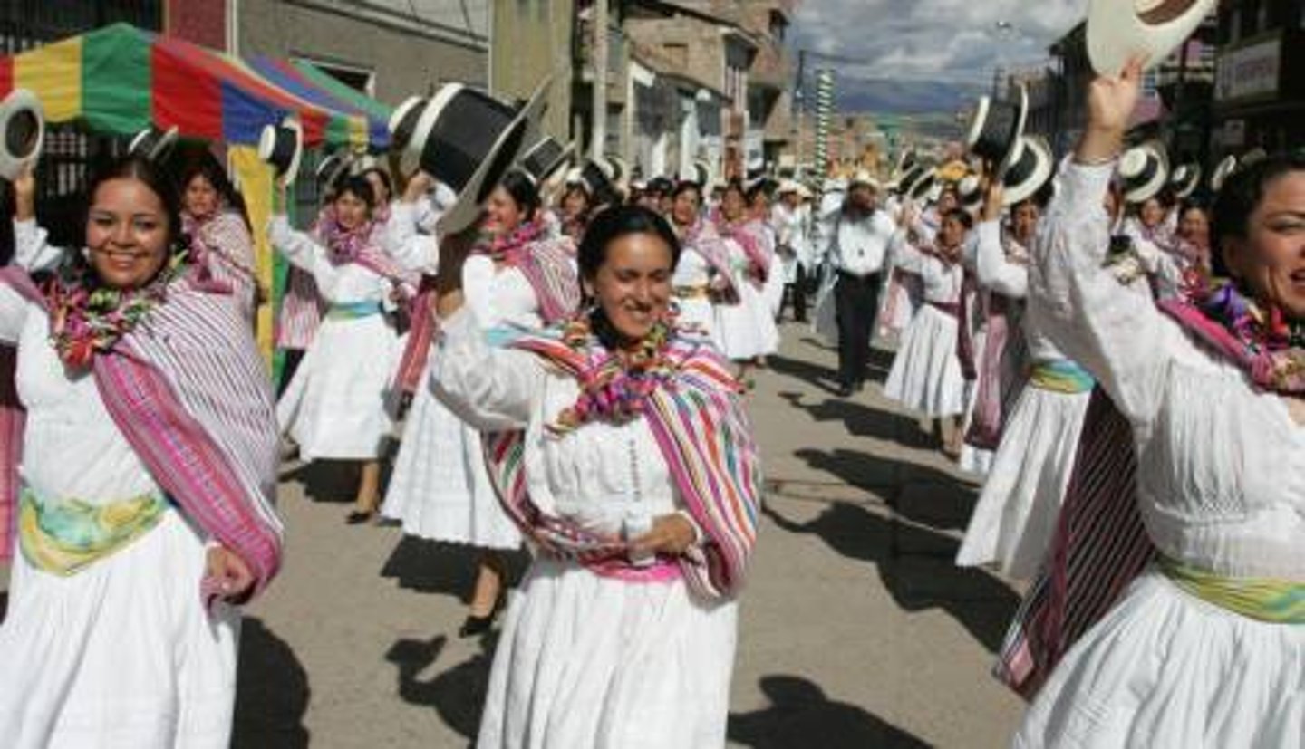 <p>las tradiciones y hábitos de una cultura</p>