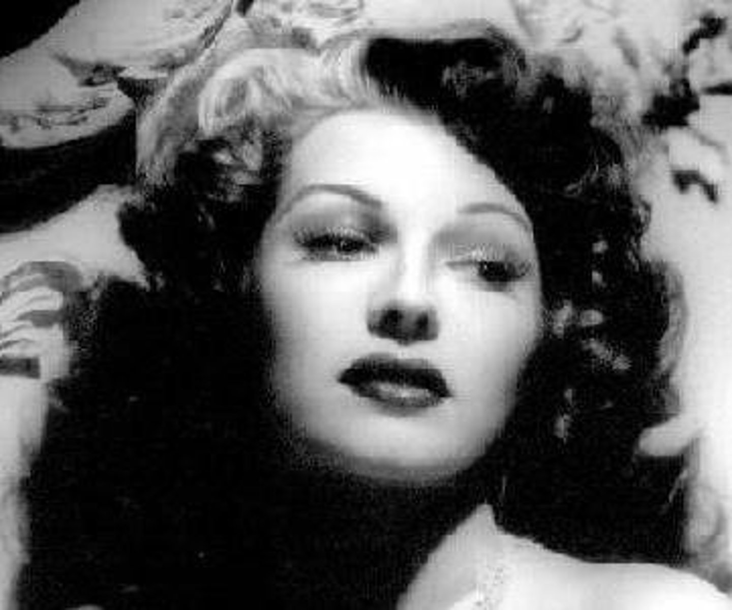 <p>adj C2 attractive in a tempting way quyến rũ She gave a ______ smile.</p>