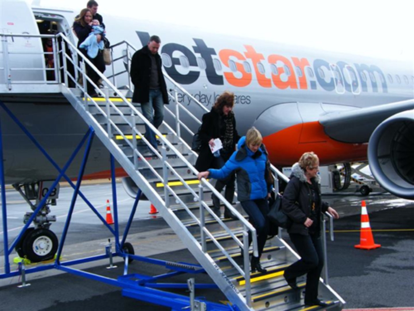 <p>bajar o salir a los pasajeros</p>