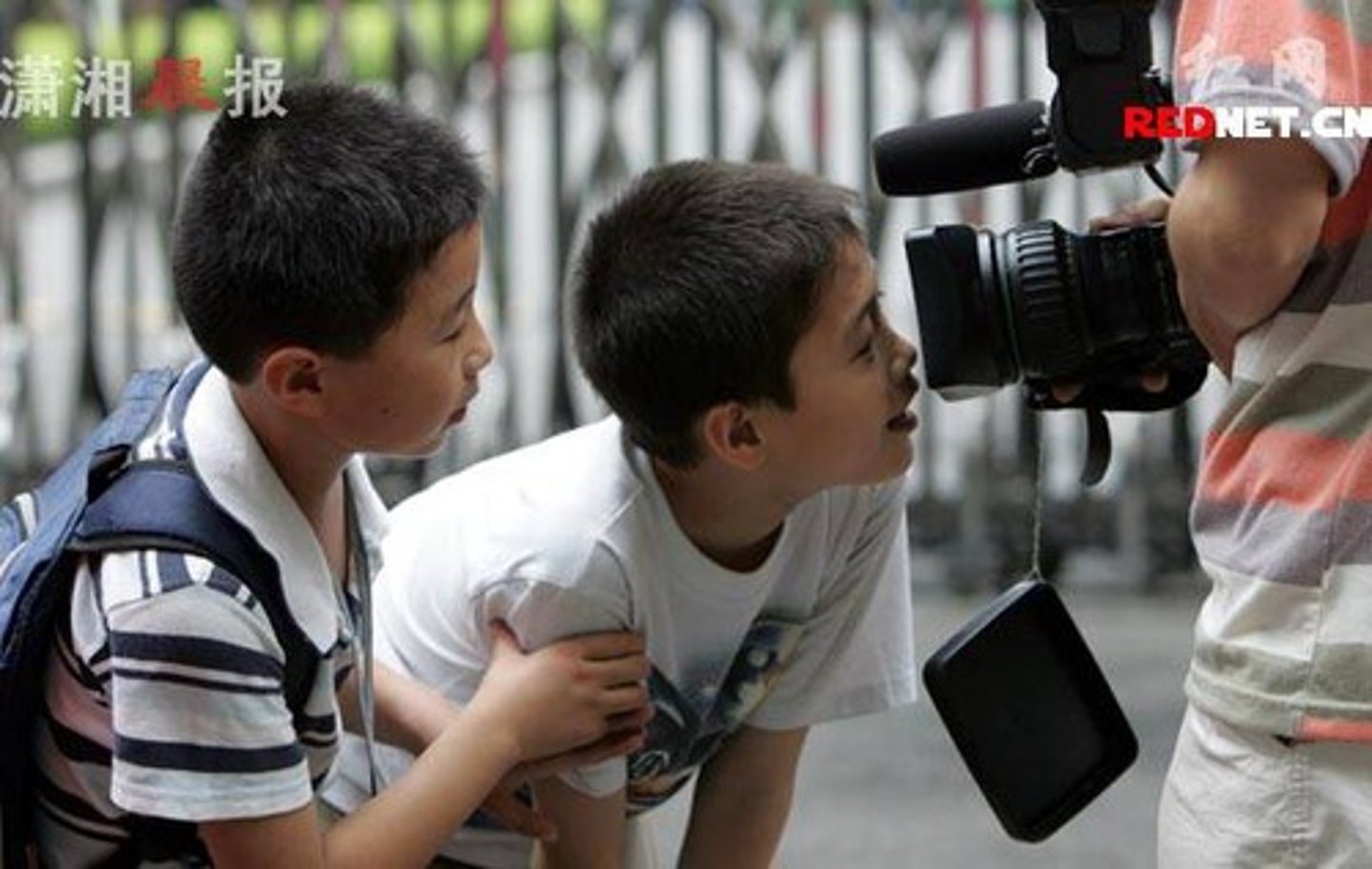 <p>hào qí de - curiously</p>