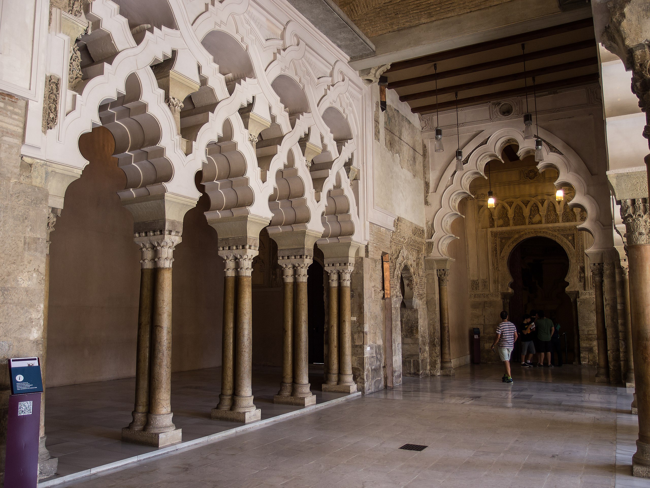 <p>EL PALACIO HUDÍ DE LA ALJAFERÍA - Salón dorado / del trono.</p>