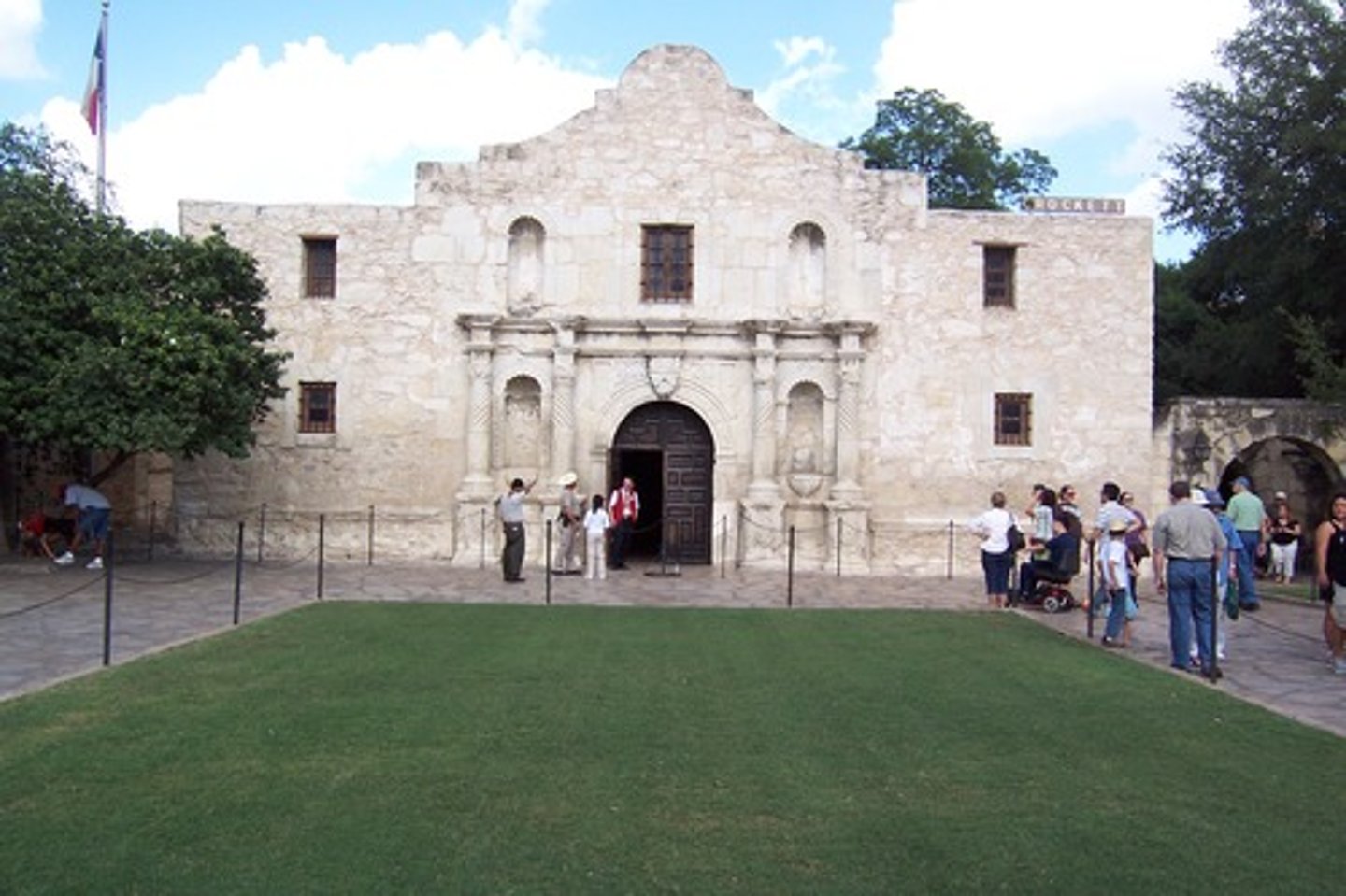 <p>A Spanish mission converted into a fort, it was besieged by Mexican troops in 1836. The Texas garrison held out for thirteen days, but in the final battle, all of the Texans were killed by the larger Mexican force.</p>