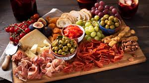 <p><span style="font-family: Gisha, sans-serif;">Platos pequeños</span></p><p class="MsoListParagraphCxSpMiddle"><span style="font-family: Gisha, sans-serif;">Comida servía en los bares, muchos tipos</span></p><p class="MsoListParagraphCxSpLast"><span style="font-family: Gisha, sans-serif;">Tapas y pintos, San Sebastián, País Vasco</span></p>