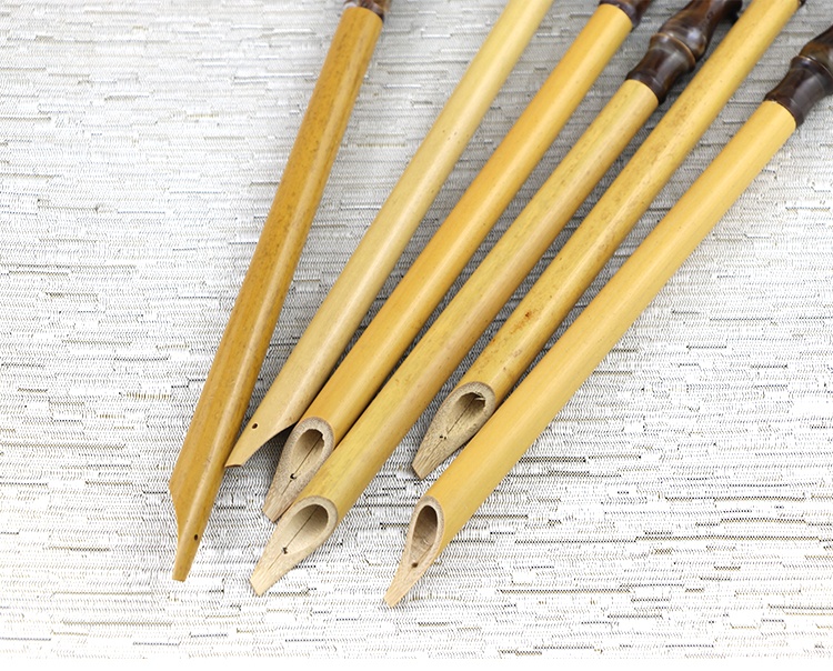 <p>calame<br><br>Un calamer écrit avec une haute rose sur Papyrus qui souffre énormément.</p><p>objet d’écriture fait avec du roseau</p>