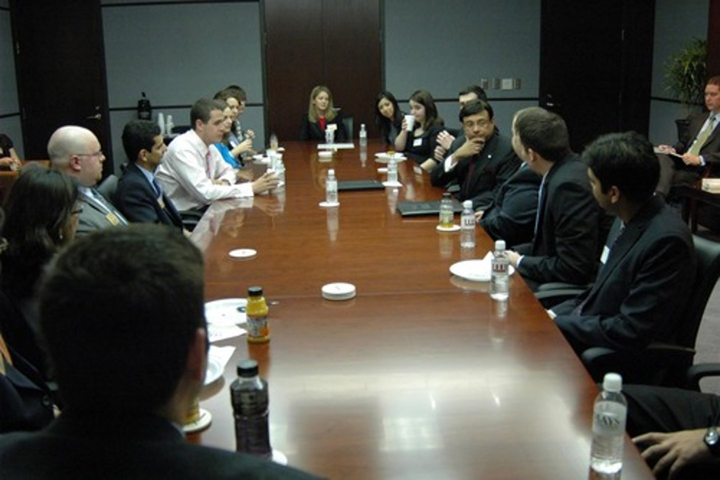 <p>cởi mở,ss lắng nghe ngkh >< bảo thủ</p>