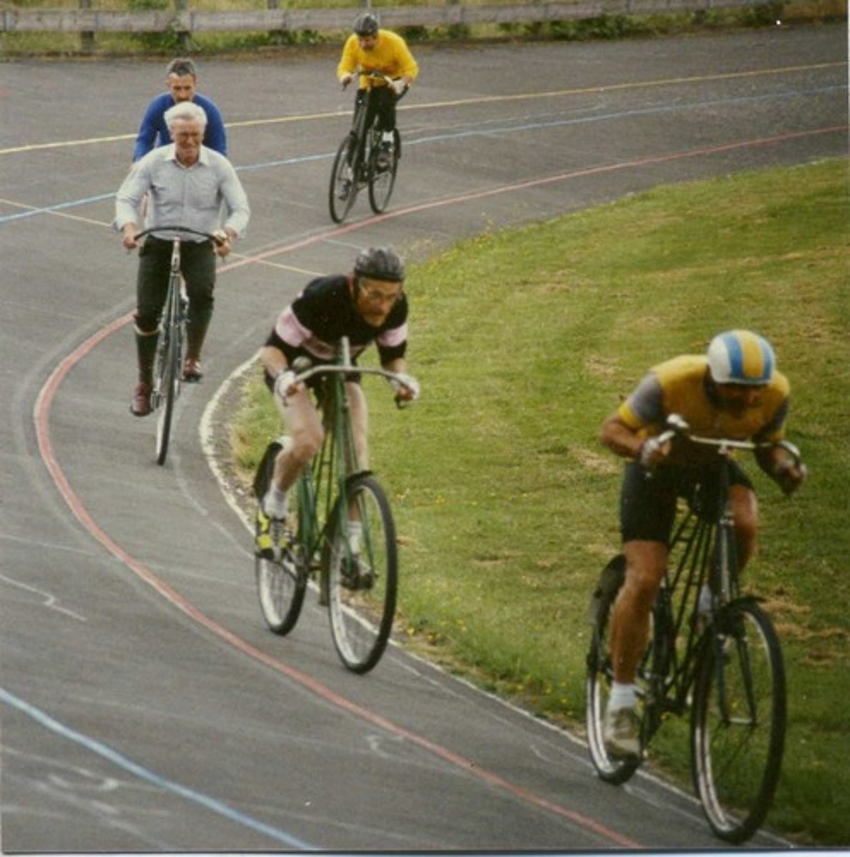 <p>The tendency for people to perform differently when in the presence of others compared to when alone, typically better on simple tasks and worse on complex tasks; for example, running faster when others are watching.</p>