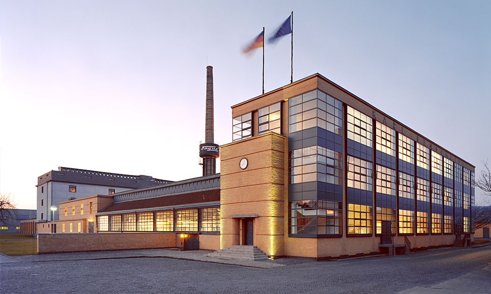 <ul><li><p>south face, entrance to machine shop for factory</p></li><li><p>metal and glass out from brick</p><ul><li><p>not structural</p></li></ul></li><li><p>no column supports stairs or at corner > cantilevered</p><ul><li><p>features displayed</p></li></ul></li><li><p>asymmetrical composition > dynamic balance</p></li></ul><p></p>